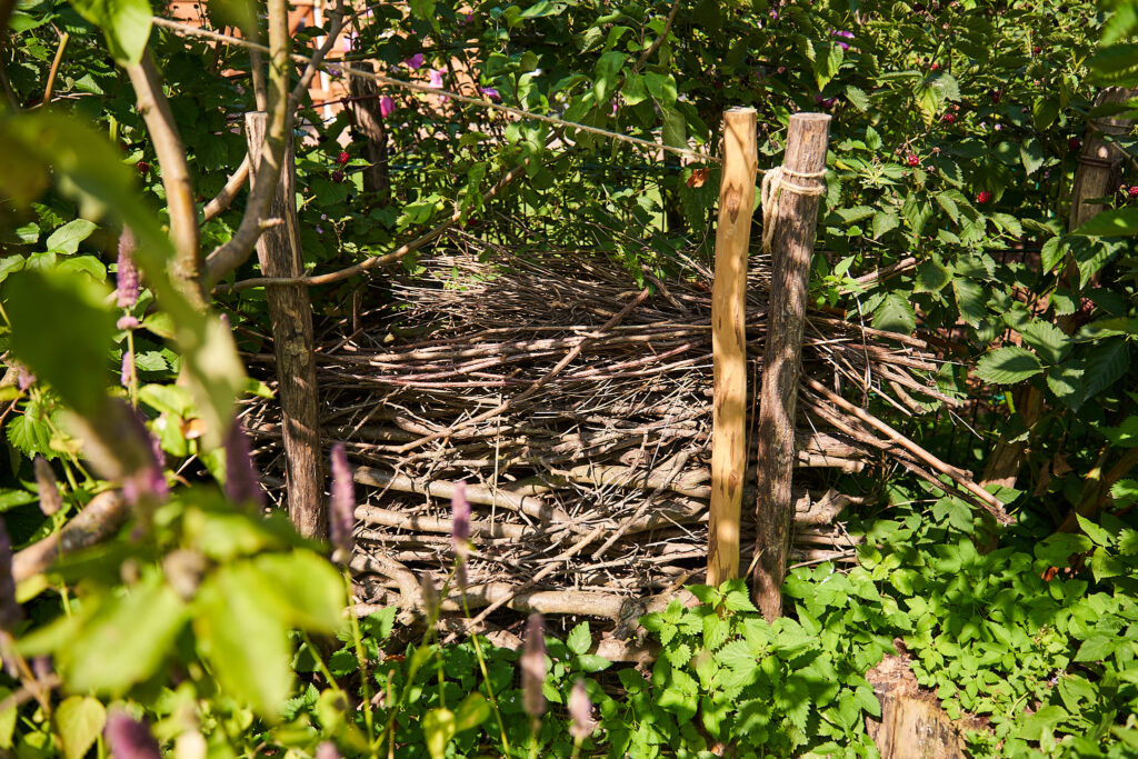 Totholzhecke im Garten